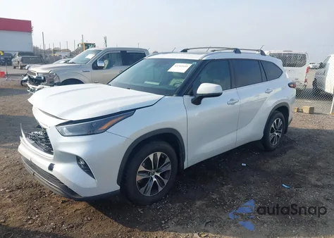 2024 Toyota Highlander Xle z USA, uszkodzony, nr VIN 5TDKDRAH5RS052661